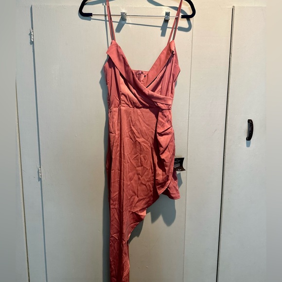 NWT Lulu’s Mauve Asymmetrical dress - Picture 3 of 3